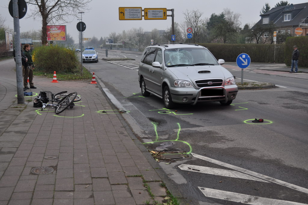 VU Radfahrer PKW Koeln Heimersdorf Volkhovenerweg P03.JPG